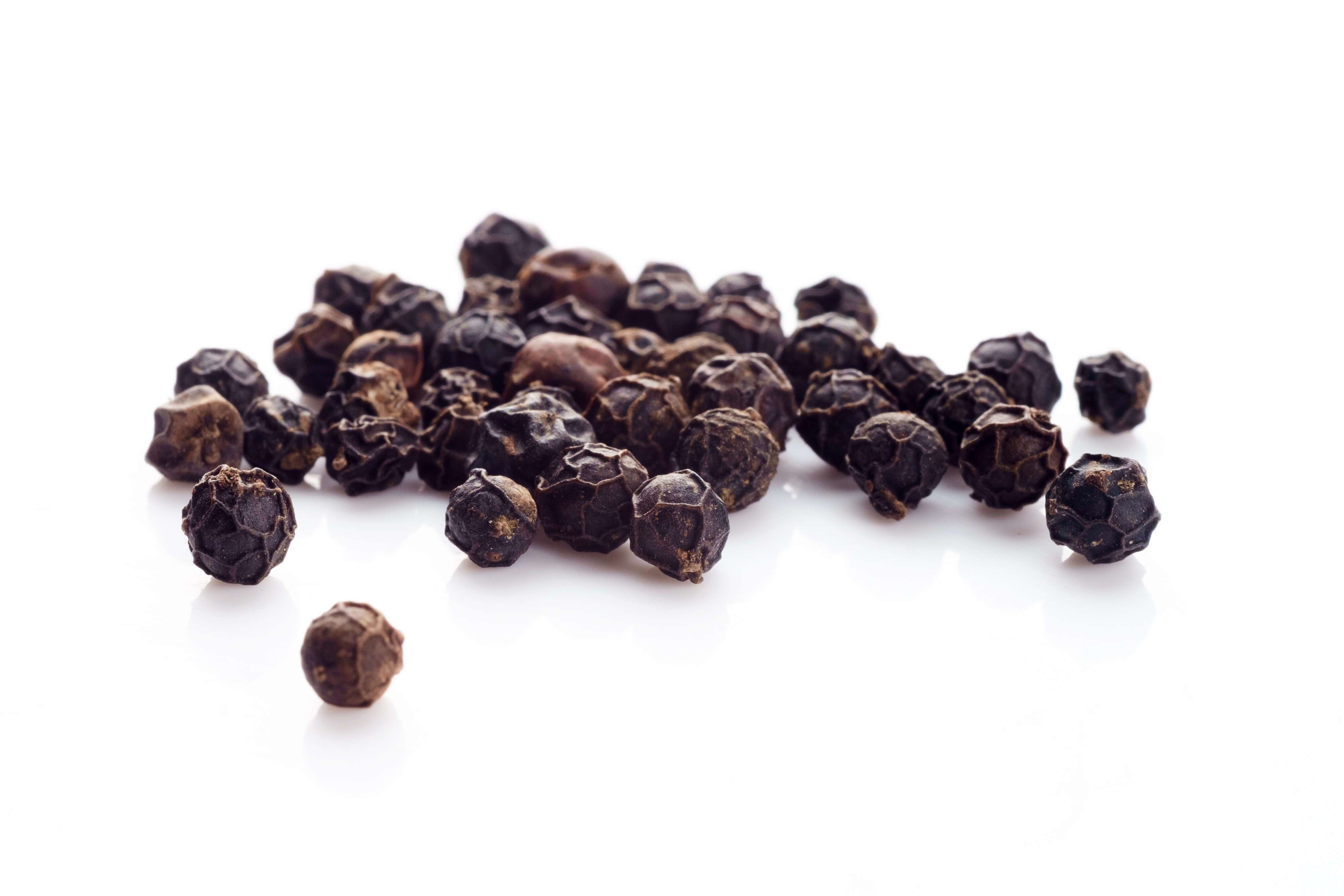 Black pepper oil (CAS N° 8006-82-4)